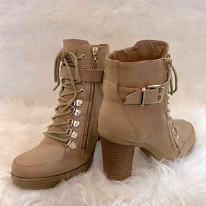 G by GUESS | Heeled Combat Boots | Lace-up | Lug Soles | SZ 7.5M | Camel